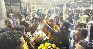 বিমানবন্দরে বিএনপি নেতাকর্মীদের ফুলেল শুভেচ্ছায় সিক্ত এটিএম কামাল