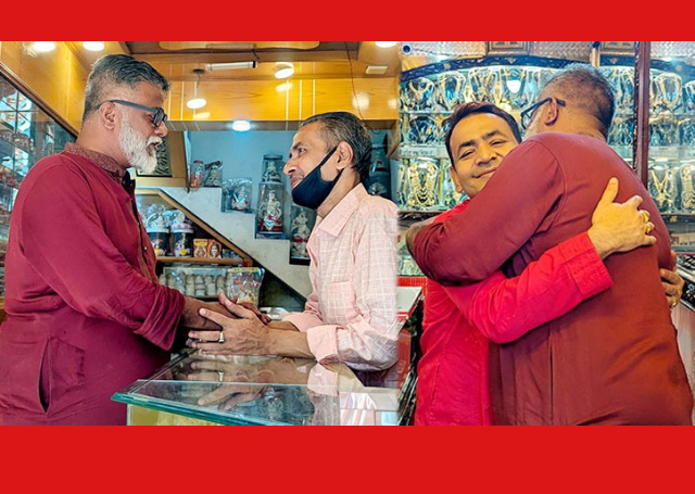 নগরীর কালিরবাজারের ব্যবসায়ীদের সাথে খোরশেদের বৈশাখী হালখাতার শুভেচ্ছা বিনিময়