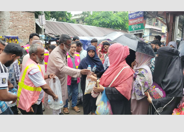 বৈরী পরিবেশে সিদ্ধিরগঞ্জে এইচএসসি পরীক্ষার্থী ও অভিভাবকদের মাঝে খোরশেদের পানি বিতরণ