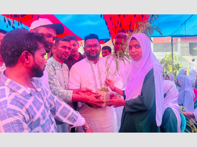 প্রধানমন্ত্রীর লক্ষ্য বাস্তবায়নে শিক্ষার্থীদের হাতে গাছের চারা তুলে দিচ্ছেন এমপি মান্নানপুত্র সজীব