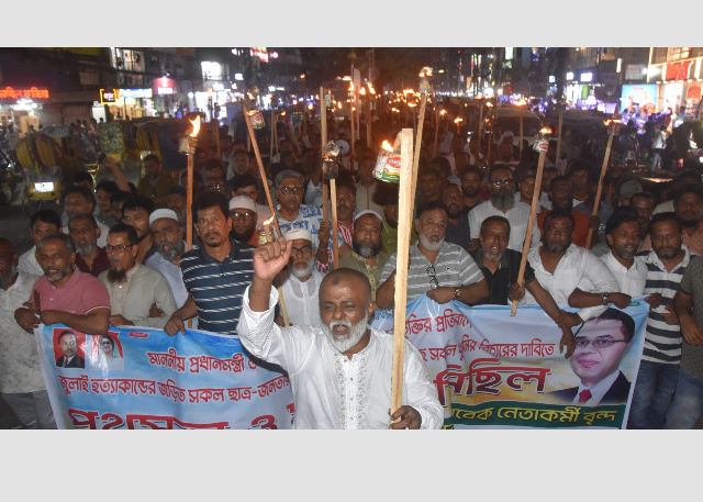 প্রধানমন্ত্রীকে নিয়ে কটুক্তির প্রতিবাদে নারায়ণগঞ্জে খোরশেদের মশাল মিছিল ও পথসভা